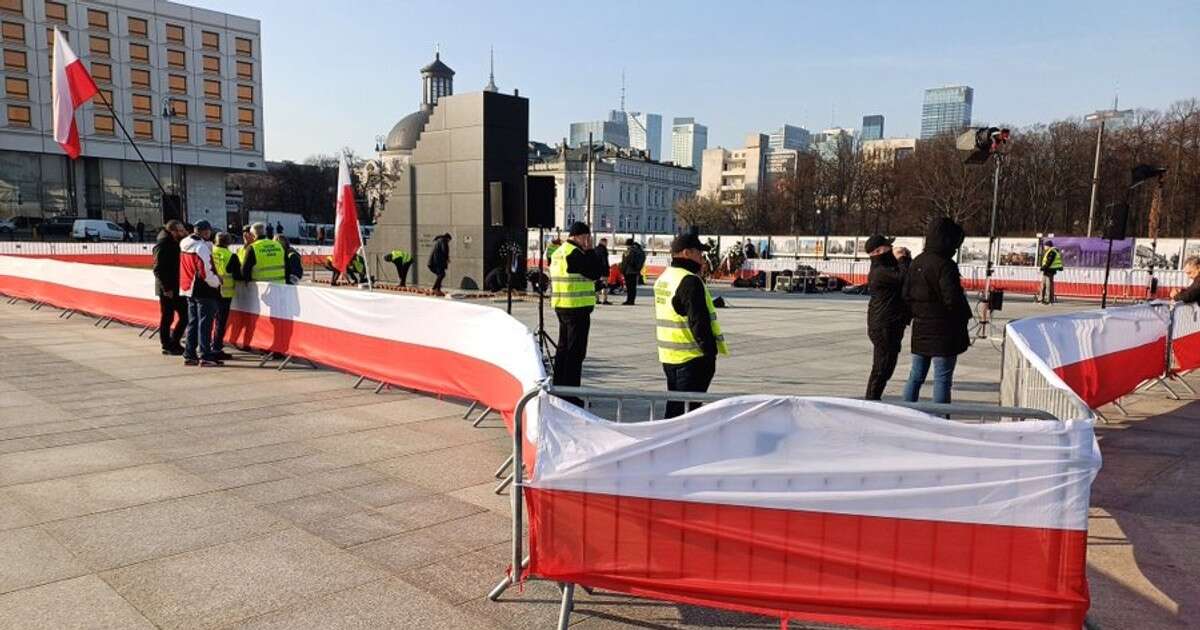 Gorąco na miesięcznicy smoleńskiej. Przepychanki z udziałem Marka Suskiego [RELACJA NA ŻYWO]