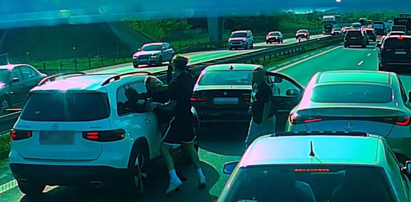 Skandaliczne zachowanie kierowców na autostradzie A4. Doszło do bójki, wszystko nagrano