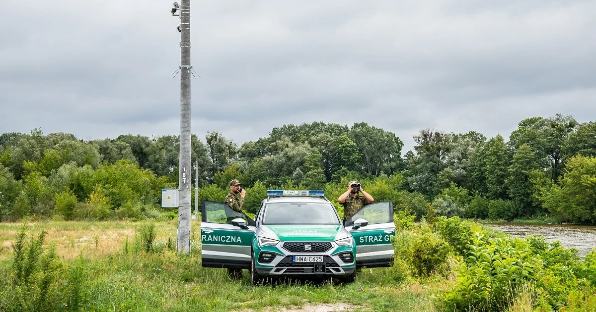 Cudzoziemcy chcieli przeprawić się przez granicę pontonem. Zatrzymała ich specjalna bariera