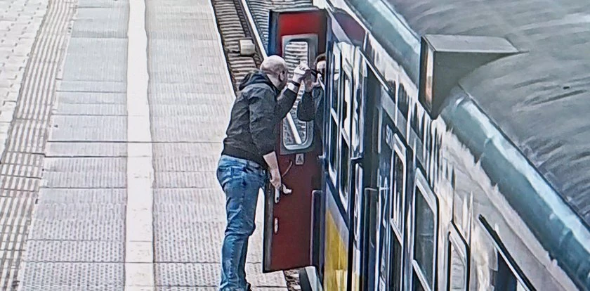 Agresor na peronie SKM. Nie miał litości dla kierowniczki pociągu, bił pięścią w szybę i sparaliżował ruch