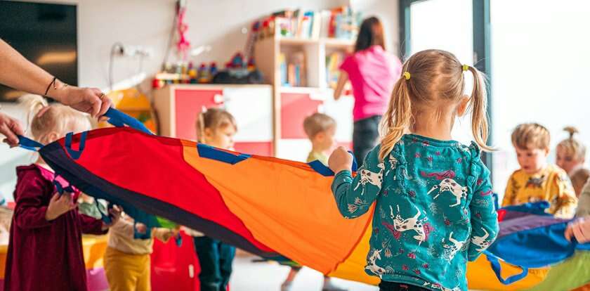 Nauczycielka zakleiła dziecku usta taśmą w przedszkolu. Teraz przeprasza