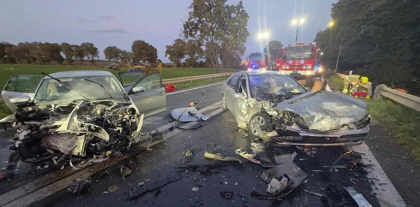 Czołowe zderzenie w Rozbitku. Dziecko przestało oddychać. Trwała walka o życie