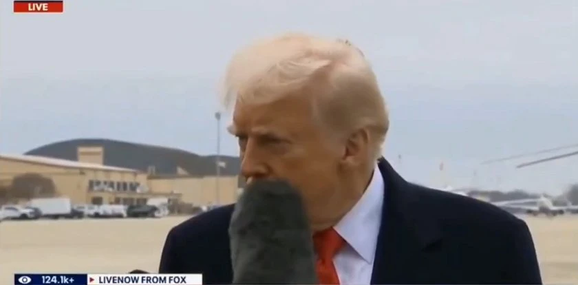 Donald Trump uderzony w twarz mikrofonem. Od razu to skomentował
