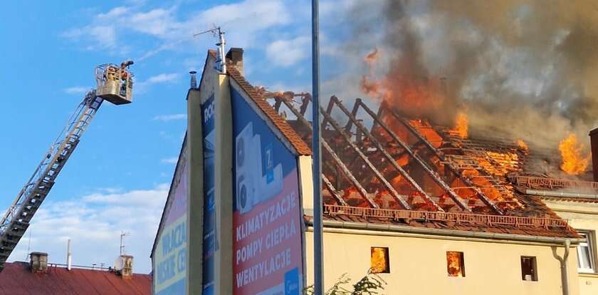 Groźny pożar budynku w Złotoryi. Ogień pojawił się na poddaszu