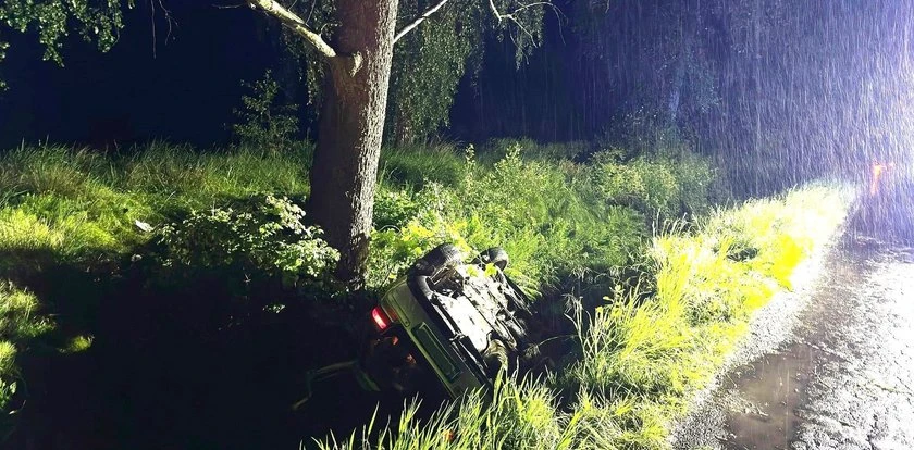 Wypadek nastolatków w Grojcu. Samochód wypadł z drogi i dachował
