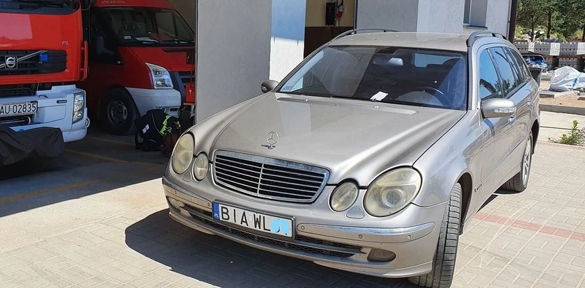 Podlaska „święta krowa”? Kierowca tego mercedesa przesadził. Ale strażacy byli bezsilni, bo auta nie można było odholować