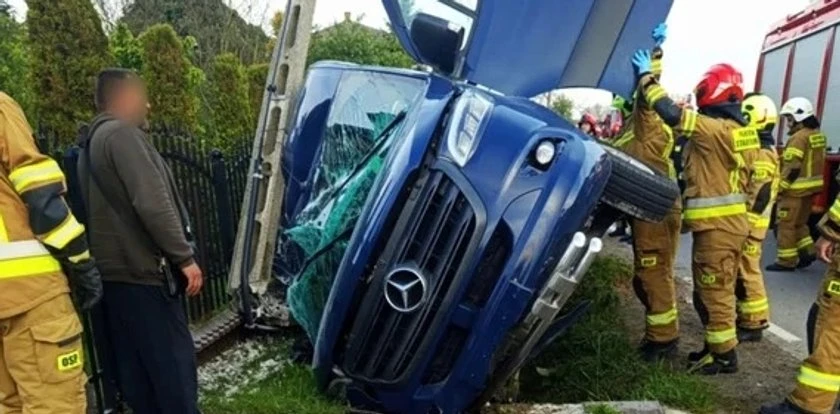 Koszmarny wypadek na Lubelszczyźnie. Bus uderzył w słup energetyczny. Na miejscu strażacy