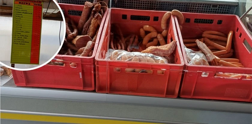 Kiełbasa i sery na bazarze. Klientka zdziwiona. 