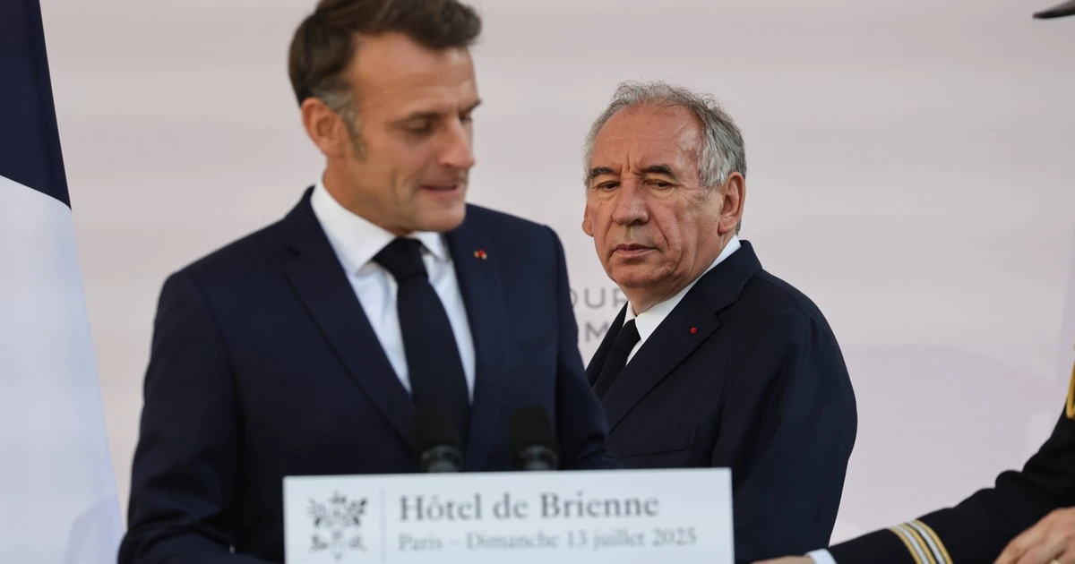 Rząd Francji na skraju upadku. Premier sam podcina gałąź, na której siedzi. Emmanuel Macron ma teraz trzy wyjścia