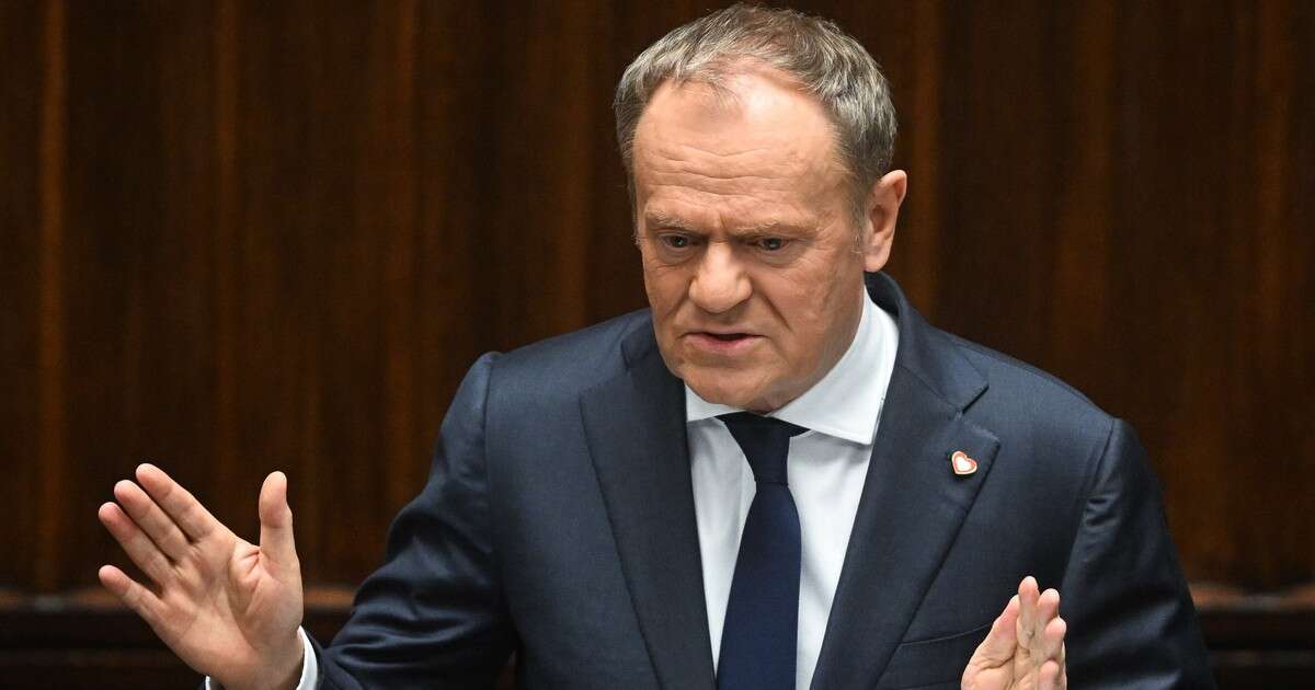 Donald Tusk odpowiada na ataki na Radosława Sikorskiego. 