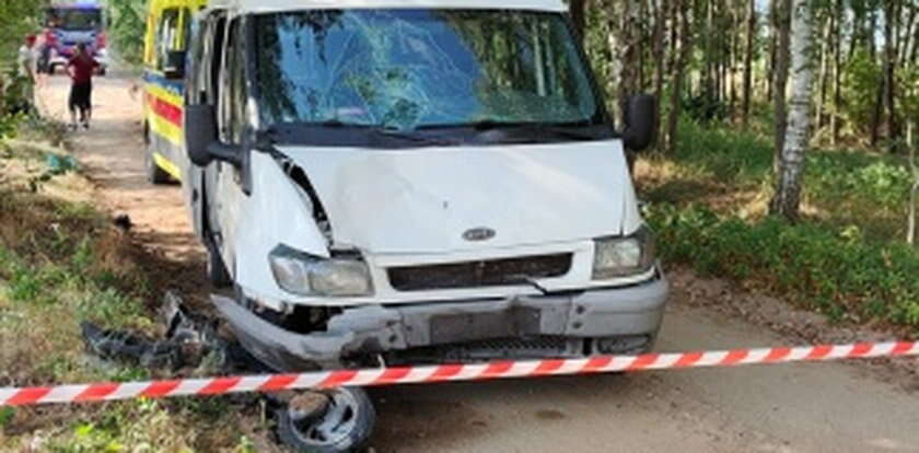 Poważny wypadek z udziałem motorowerzysty i busa. 66-letni kierowca nie ustąpił pierwszeństwa