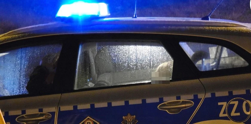 Kałuża krwi na klatce schodowej bloku w Szczecinie. 