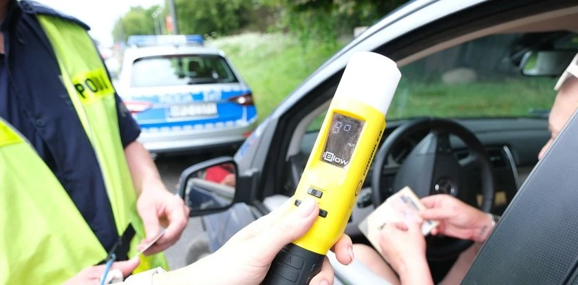 Jechał całą szerokością jezdni. Spieszył się na wesele, ale wcześniej zdążył sobie 