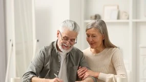 Jakie ulgi i zniżki przysługują seniorom po 60., 70. i 75. roku życia? [LISTA]