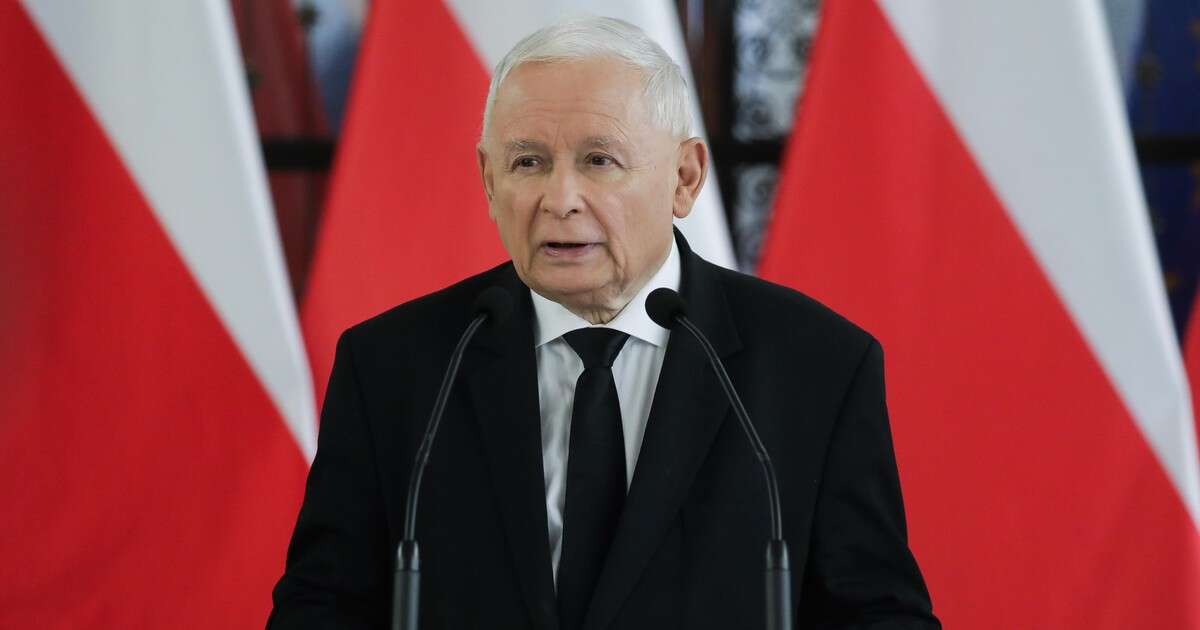 Jarosław Kaczyński ramię w ramię z Donaldem Tuskiem. 