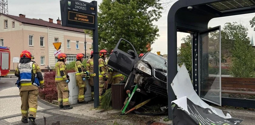 Groza w Mikołowie. 23-latka wjechała w przystanek autobusowy