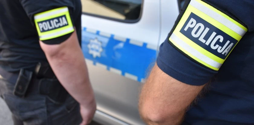 Samochód rozbił się na płocie, kierowca zniknął. Zaskakujące, co znaleziono w aucie