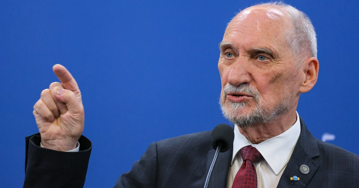 Macierewicz grzmi na konferencji. 