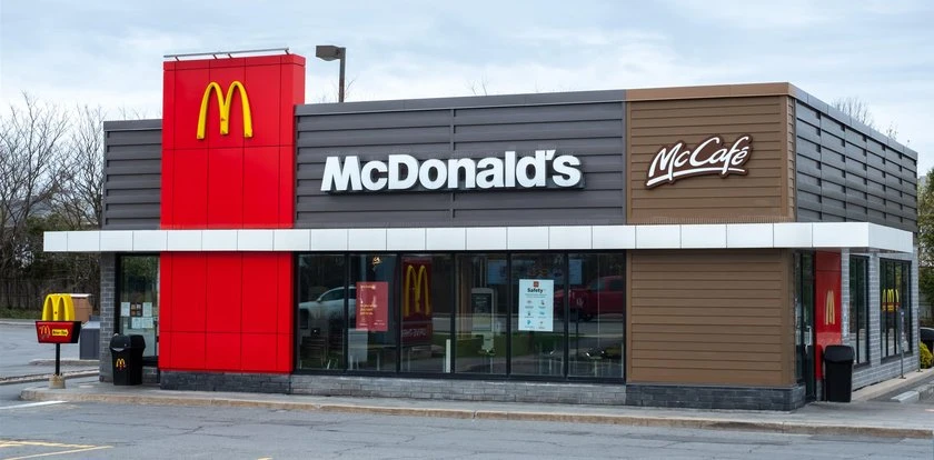 Rodzina z niemowlakiem zrobiła to na środku McDonald's. 