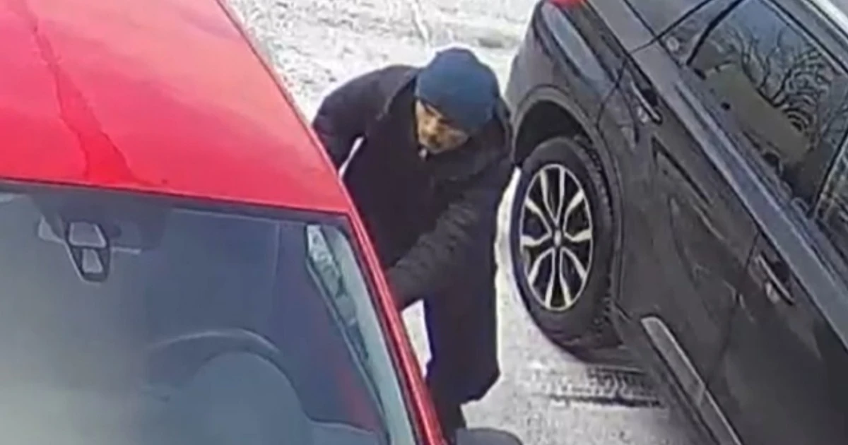 Policja szuka sprawcy zuchwałej kradzieży. Złodziej wykorzystał moment nieuwagi