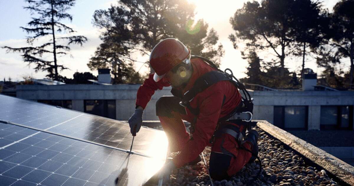 Zarządzanie domową fotowoltaiką: jak efektywnie wykorzystać energię odnawialną na małą skalę