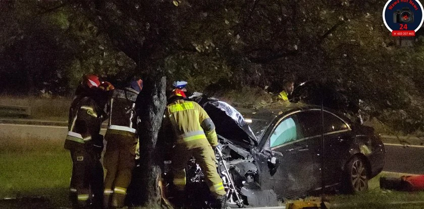 Nocny wypadek w Warszawie. Rozbity mercedes, psy w aucie i mężczyzna w kajdankach