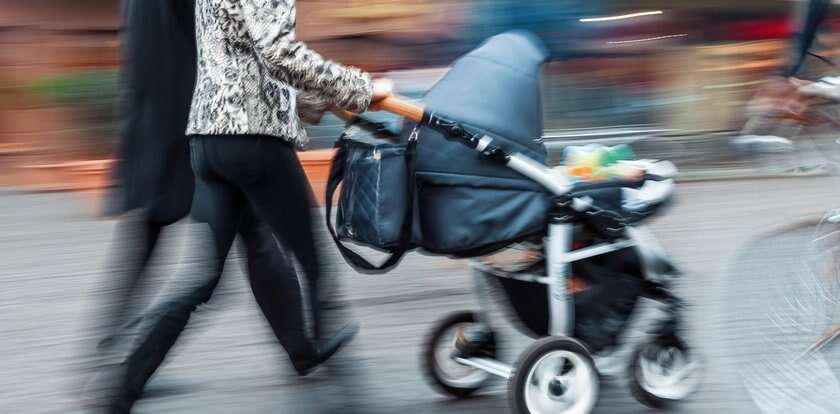 Koszmarne nagranie z przejścia w Warszawie. Zmiotła z jezdni matkę z półrocznym dzieckiem w wózku