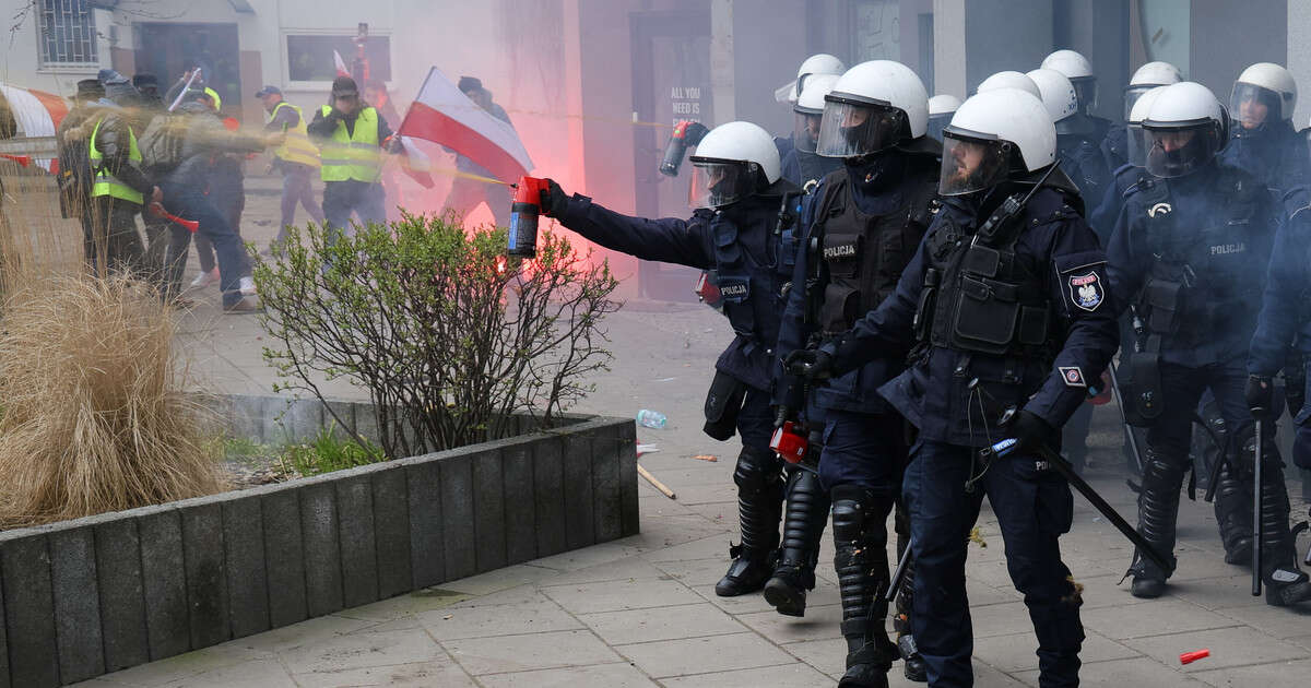 13 policjantów w szpitalu po starciach z rolnikami przed Sejmem