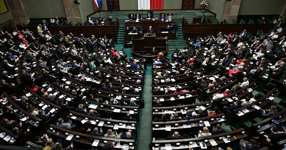 Nowy sondaż partyjny. PiS przed KO. Pięć partii na granicy progu wyborczego