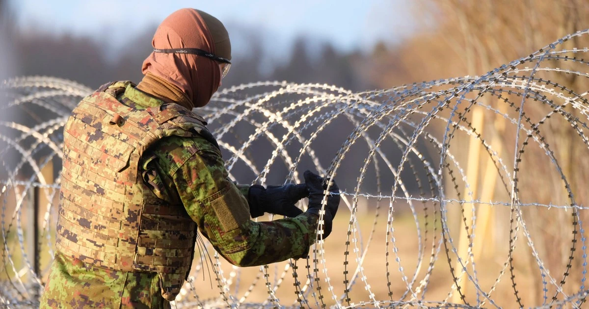 Nie tylko druty kolczaste. Estończycy kopią głębokie rowy i instalują bunkry na granicy z Rosją