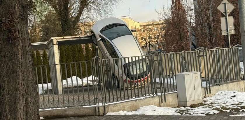 Zaparkował w pechowym miejscu. Nagle samochód stanął dęba!