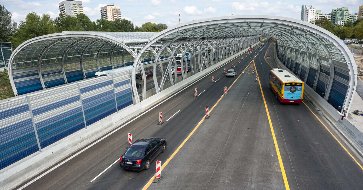 Kierowca stracił panowanie, auto dachowało. Kolizja na trasie S8