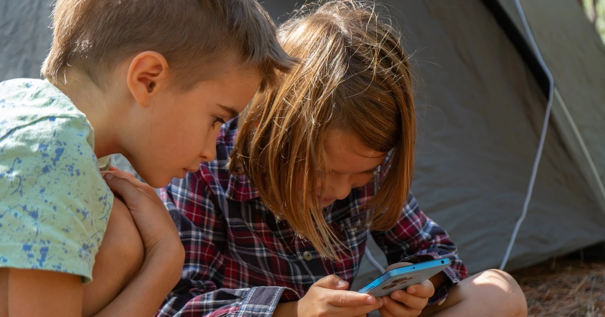 Dziecko na kolonii, smartfon u wychowawcy. Zdania na ten temat są podzielone