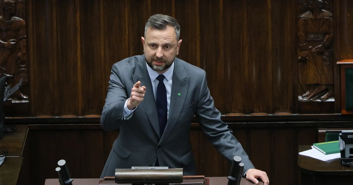 Wzburzony minister obrony pojawił się mównicy. 