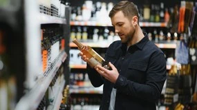 O której godzinie i w który dzień tygodnia Polacy kupują najczęściej alkohol? Zaskakujące dane z paragonów
