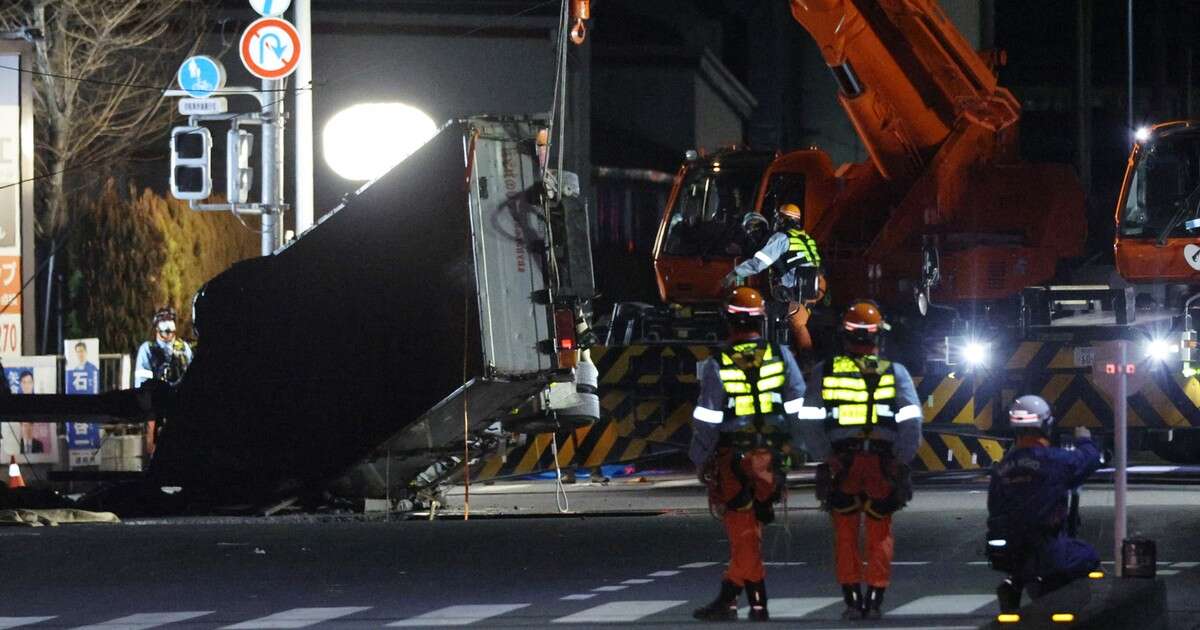 Kierowca został w zapadlisku. Japońskie służby szukają go od ponad doby