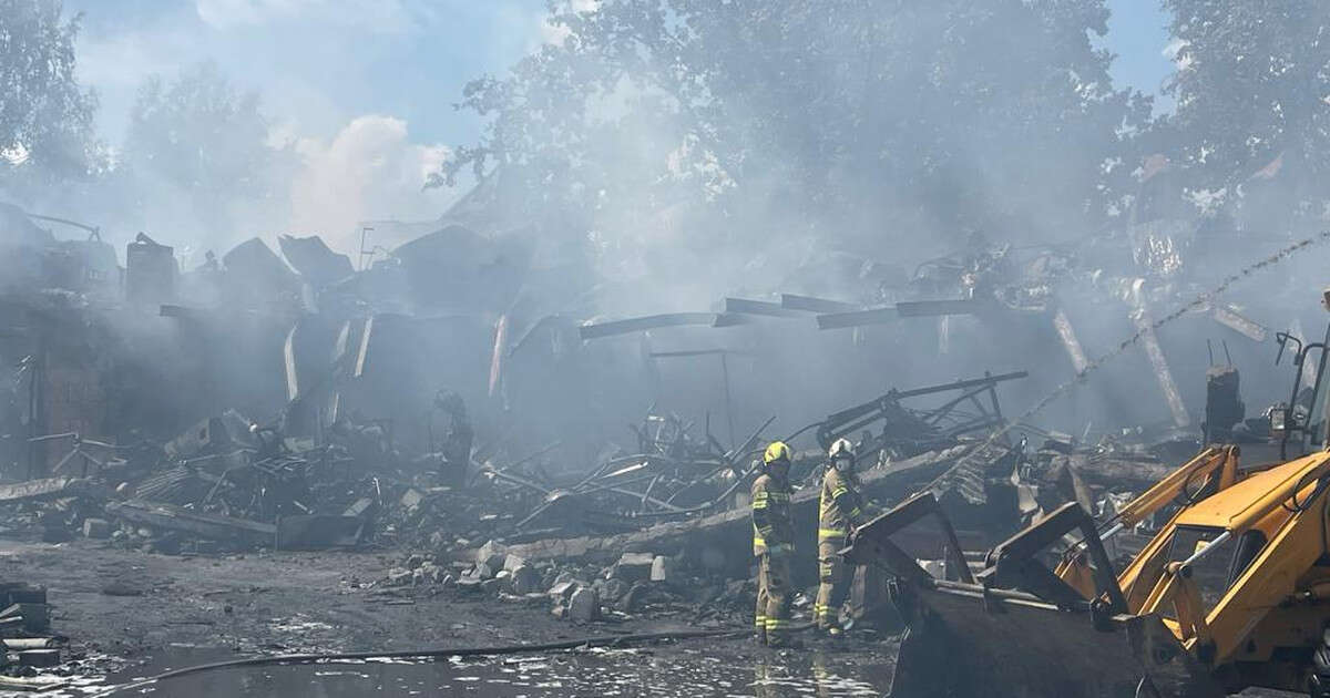 Pożar w Sulejówku. Strażacy wciąż apelują: nie otwierajcie okien!