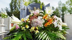 Ile kosztują stroiki i wiązanki na Wszystkich Świętych 2025? Oto ceny