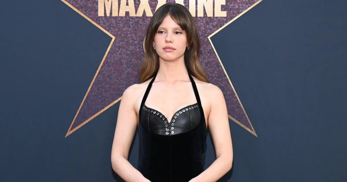 Mia Goth miała kopnąć statystę. 