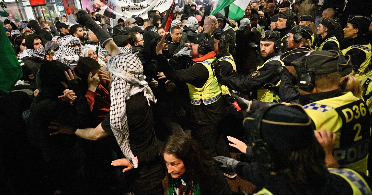 Demonstracja przeciwko udziałowi Izraela w Eurowizji, wśród protestujących Greta Thunberg. Policja użyła gazu