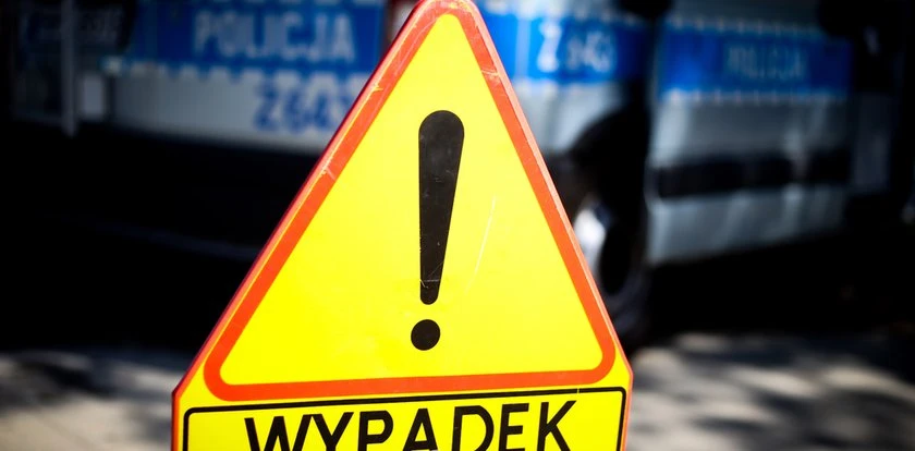 Autobus zjechał z drogi i uderzył w słup. Są poszkodowani