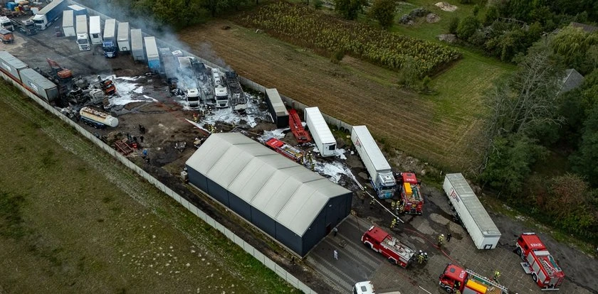 Ciężarówki płonęły jedna za drugą. Zdjęcia naprawdę przerażają. Dramat na Mazowszu
