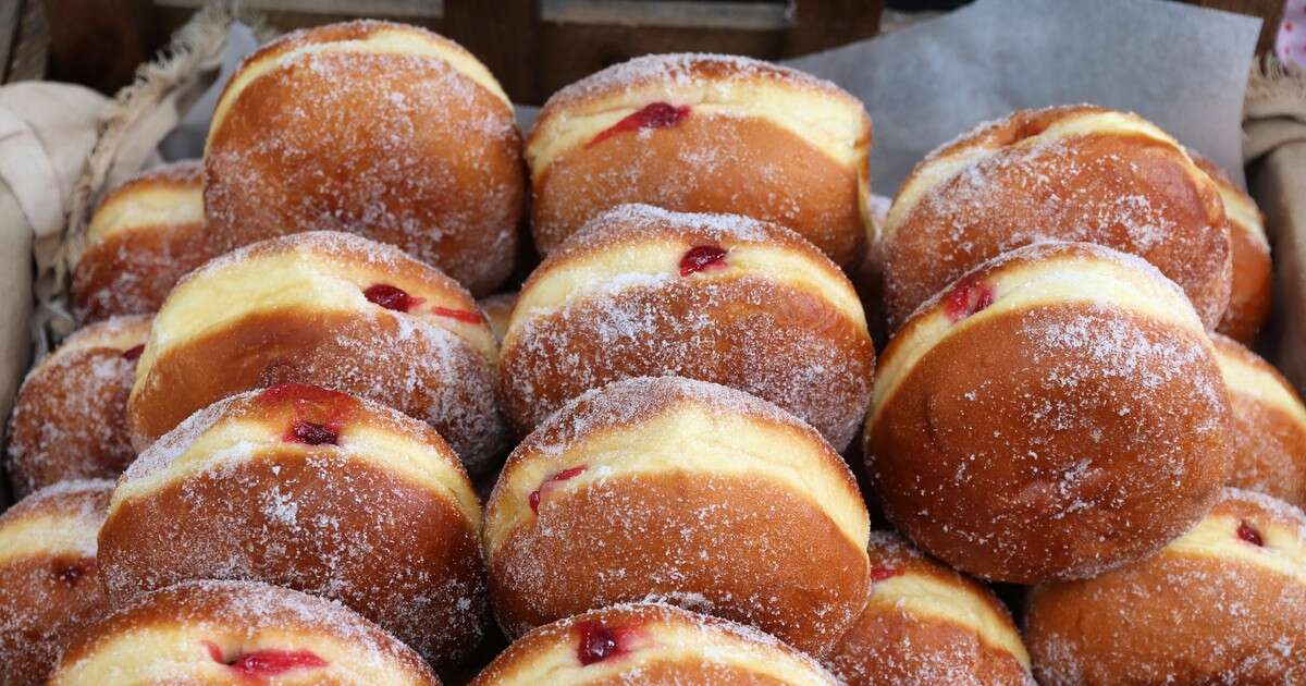 Czy warto jeść tanie pączki z supermarketów? Powstają z ciasta mrożonego, ale to nie koniec