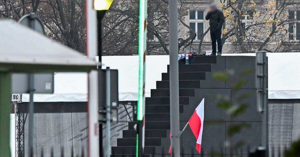 Mężczyzna wszedł na pomnik smoleński w Warszawie. Są nowe informacje