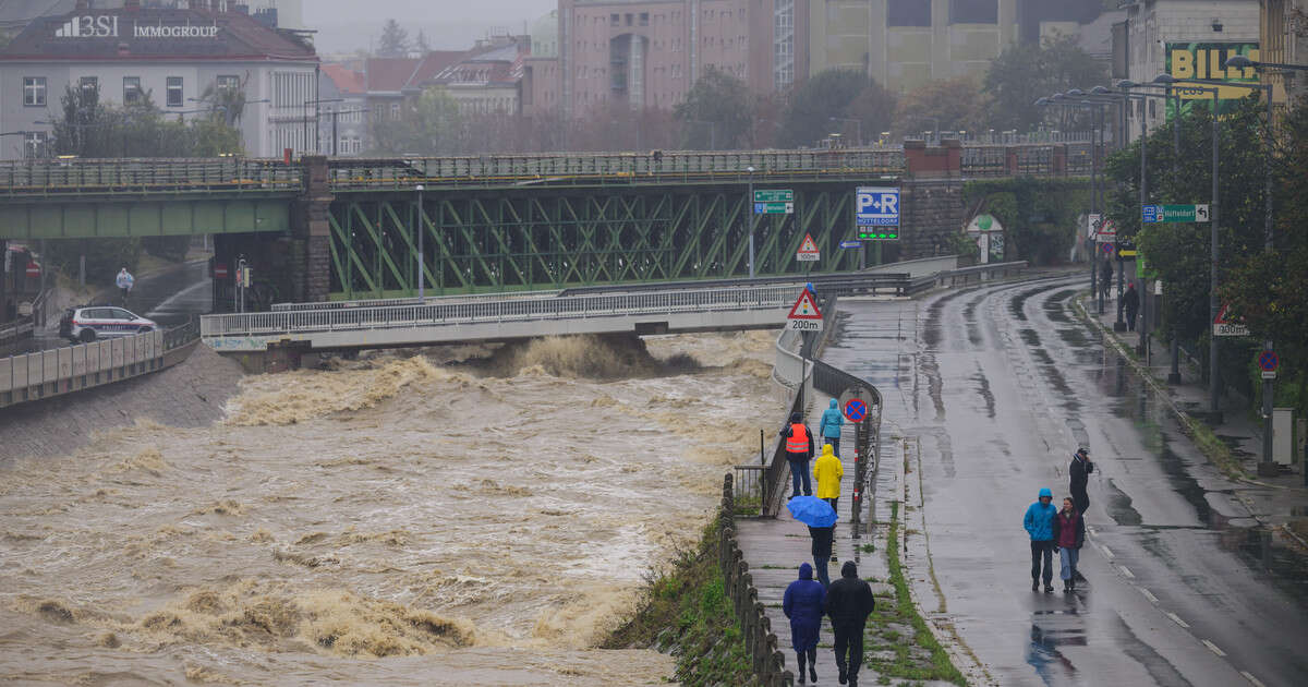 Pogoda w Austrii zwariowała. Powódź na wschodzie, śnieg na zachodzie