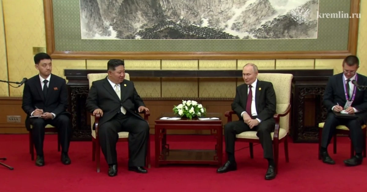 Kim Dzong Un spotkał się z Władimirem Putinem. Kamery nagrały, jak ochrona usuwa ślady