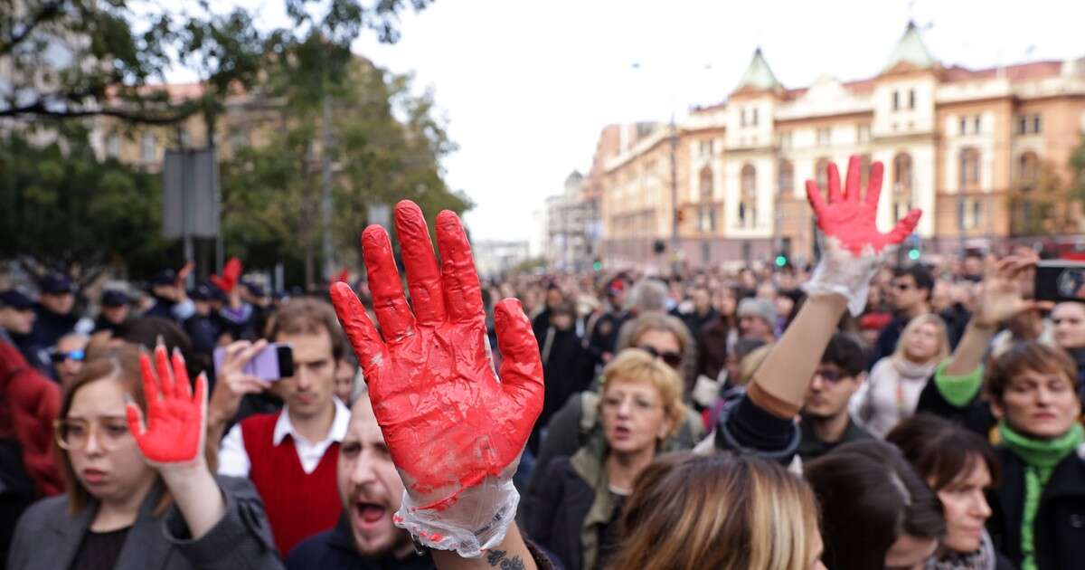 Niespokojnie w Serbii. W Nowym Sadzie w ruch poszły kamienie i race