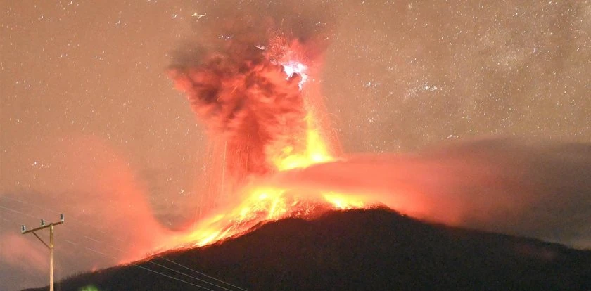 Erupcja wulkanu na wyspie Flores sparaliżowała region. Chmura pyłu sięgała 11 km