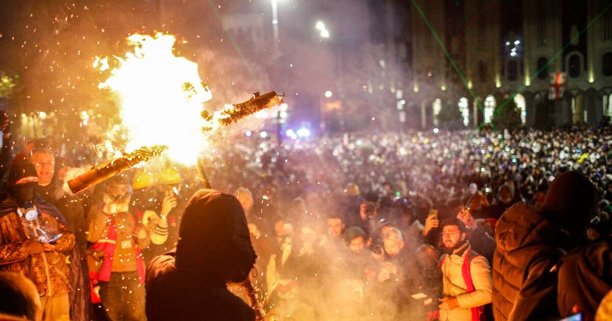 Gorąco w Gruzji. Protestujący ustawili barykady, na miejscu autobusy policji [ZDJĘCIA, NAGRANIA]