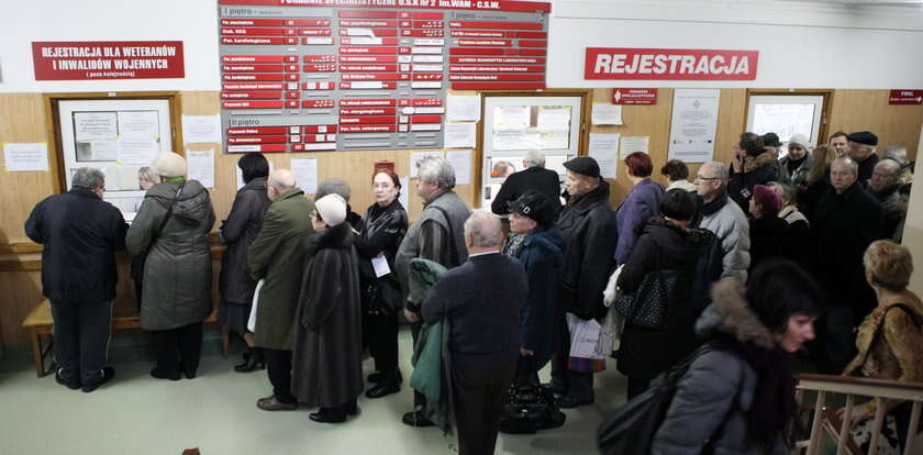 Spytaliśmy NFZ o kolejki. Taki termin dla staruszki, a taki dla gazety?